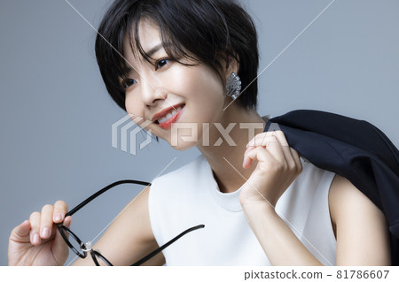 短頭髮的女人 81786607