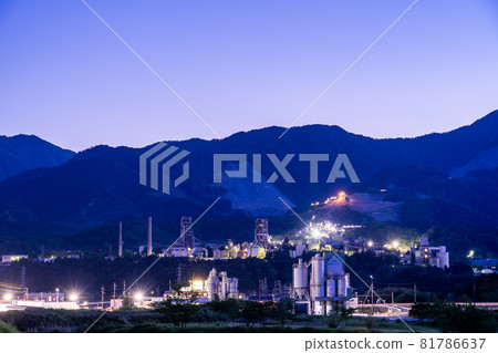 三重縣伊鍋市水泥廠夜景 81786637