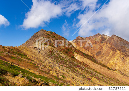 Mt. Nasu and Mt. Asahi in autumn colors 81787211