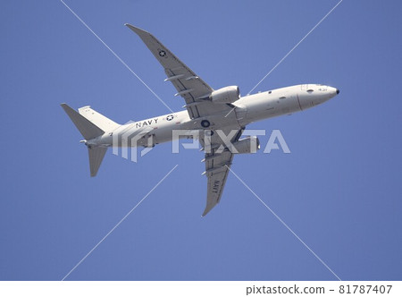 一架美國海軍 P-8A 海神巡邏機在蔚藍的天空中飛行。 81787407