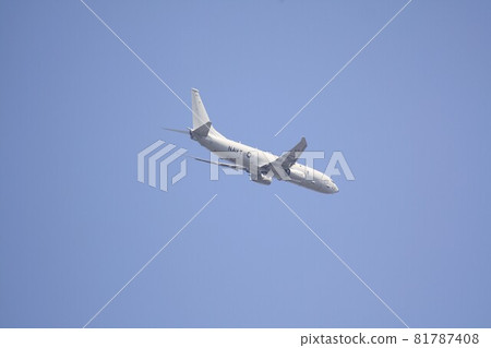 一架美國海軍 P-8A 海神巡邏機在蔚藍的天空中飛行。 81787408