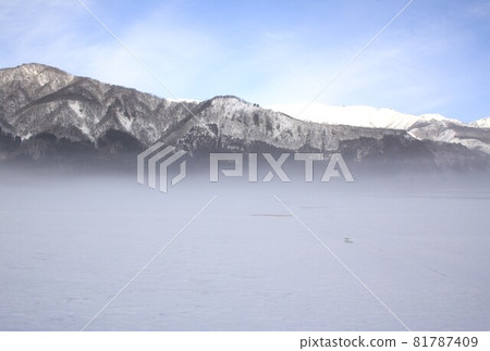 隆冬時節的信州白馬村,北阿爾卑斯山吹來的晨霧籠罩著雪原 隆冬時節的信州白馬村,北阿爾卑斯山吹來的晨霧籠罩著雪原 81787409