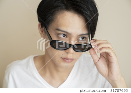 Portrait of a man wearing sunglasses 81787693