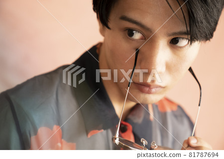 一個戴墨鏡的男人的肖像 81787694