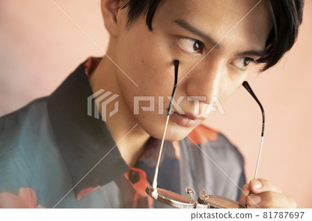 Portrait of a man wearing sunglasses 81787697