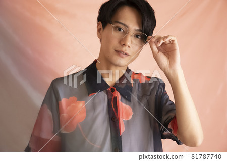 一個戴著眼鏡的男人的肖像 81787740