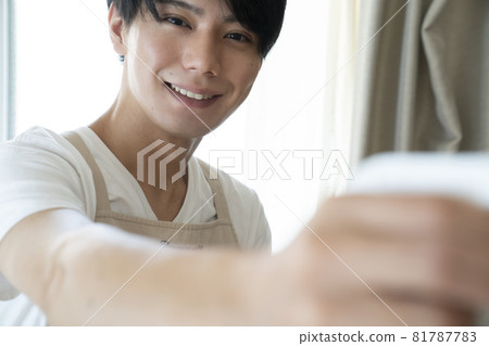 一個男人打掃衛生 81787783