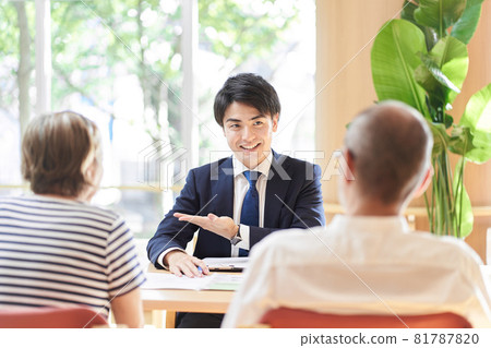 Professionals who give advice on inheritance to elderly couples Professionals who give advice on inheritance to elderly couples 81787820