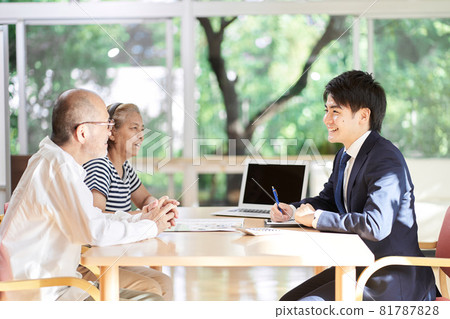 Professionals who give advice on inheritance to elderly couples 81787828