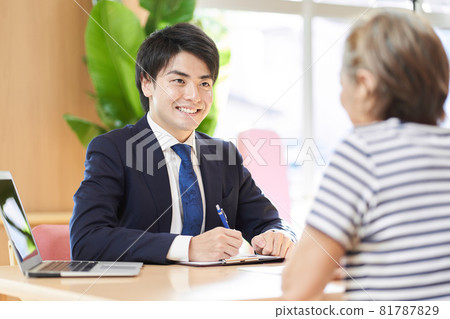 A professional who gives advice on inheritance to the elderly A professional who gives advice on inheritance to the elderly 81787829