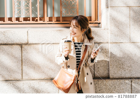 A woman who is meeting 81788887