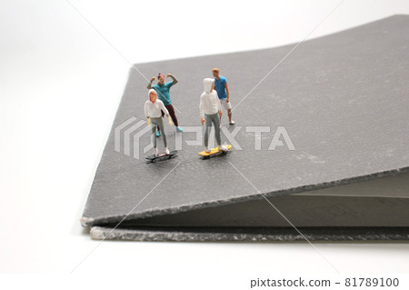 the mini of figure play the Skateboard on Box File 81789100