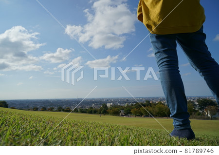 公園藍天下草地上右側腰部以下的一位女士,風景優美 公園藍天下草地上右側腰部以下的一位女士,風景優美 81789746