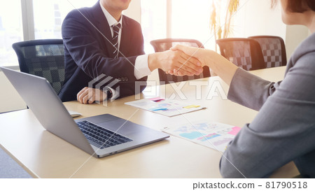 Businessman shaking hands 81790518