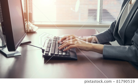 A woman using a PC in the office A woman using a PC in the office 81790519