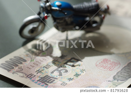 Miniature bike and money 81791628