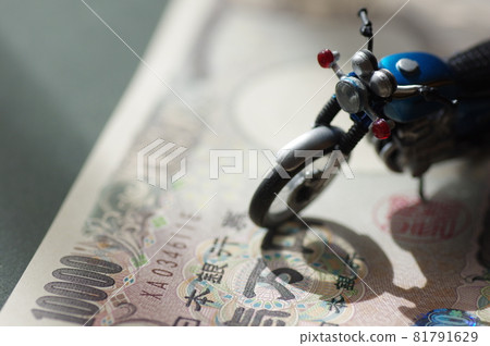 Miniature bike and money 81791629
