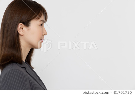 側身女商人簡介 81791750