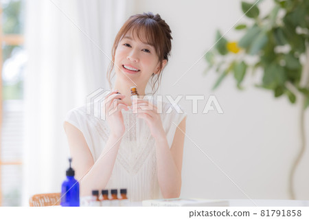Women who enjoy aromatherapy 81791858