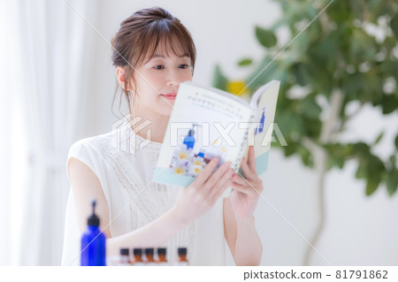 Women who enjoy aromatherapy 81791862