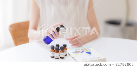 生活方式 — 享受芳香療法的女人的手 81792003