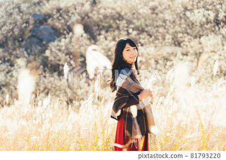 芒草和美女 81793220