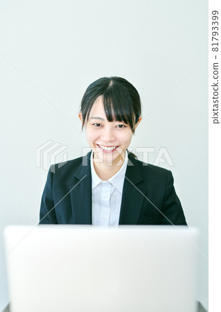 一名婦女在家接受在線面試 一名婦女在家接受在線面試 81793399