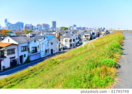 從堀切橋/荒川（東京都足立區）附近看北千住站 [2020.11] 81793749