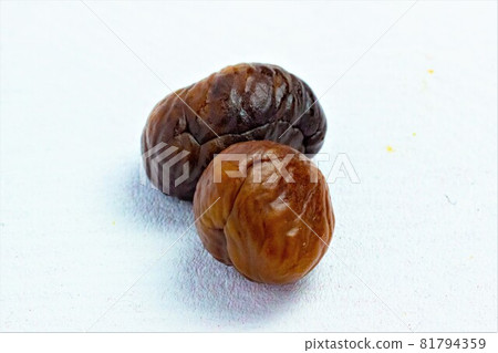 在白色背景依偎的兩個甜栗子 在白色背景依偎的兩個甜栗子 81794359