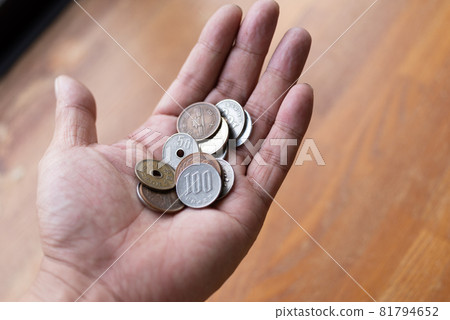 Hold a coin in hand 81794652