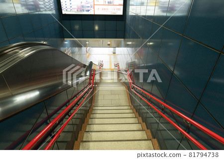 通往埼玉高速鐵路浦和御園站站台的樓梯 81794738