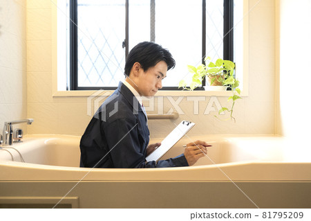 做浴室改造估價的商人 做浴室改造估價的商人 81795209