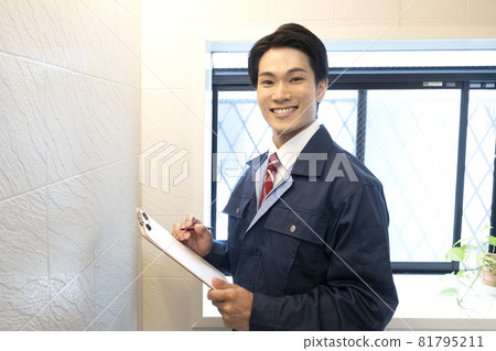 A businessman who makes an estimate for bathroom remodeling A businessman who makes an estimate for bathroom remodeling 81795211
