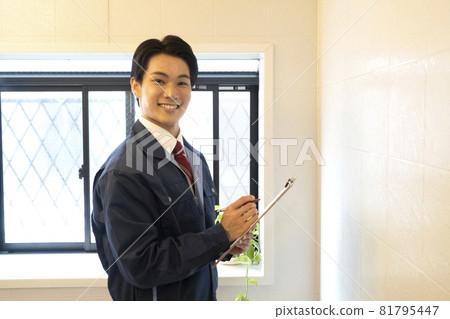 做浴室改造估價的商人 做浴室改造估價的商人 81795447