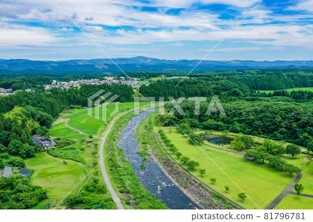 從鬱鬱蔥蔥的河流上方的天空拍攝，美麗的新鮮綠色那須高原，那須鹽原 81796781