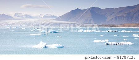 Jokulsarlon, the largest glacier lagoon or lake in south eastern Iceland Jokulsarlon, the largest glacier lagoon or lake in south eastern Iceland 81797125