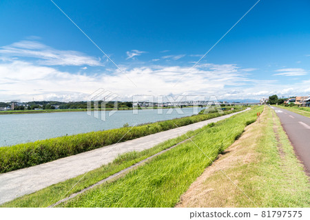 多摩河自行車道漫步夏日藍天調布市,東京 多摩河自行車道漫步夏日藍天調布市,東京 81797575