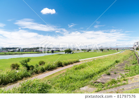多摩川自行車道的風景 漫步在夏季藍天調布市，東京 81797576