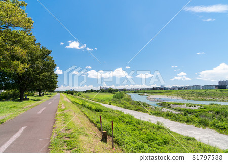 多摩川自行車道的風景 漫步在夏日藍天和雲彩的東京調布市 81797588