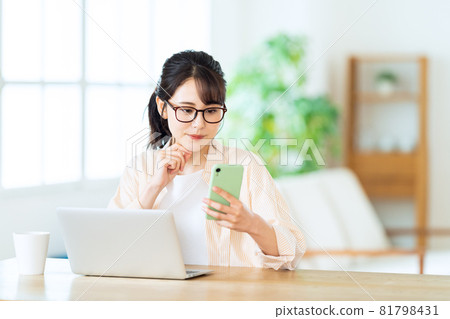 女士電腦遠程辦公生活生活方式休閒 女士電腦遠程辦公生活生活方式休閒 81798431