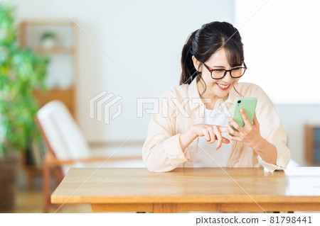 女性客廳智能手機生活方式休閒 81798441