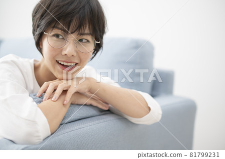 在沙發上放鬆的年輕女人 81799231