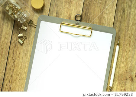 blank clipboard on wood table 81799258