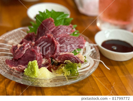 Izakaya horse sashimi 81799772