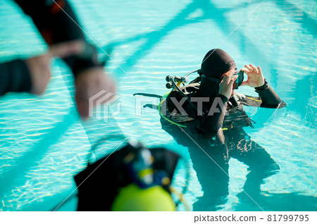 Diver and divemaster mark the dive time, diving Diver and divemaster mark the dive time, diving 81799795