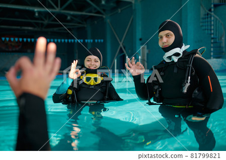Instructor and two divers, course in diving school Instructor and two divers, course in diving school 81799821