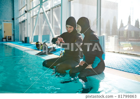 Woman and divemaster in scuba gear, diving school 81799863