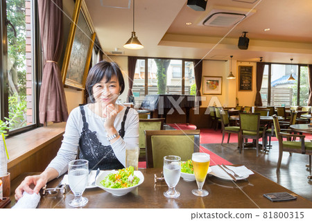 一對老夫婦在老牌披薩餐廳享受他們的結婚紀念日，那裡有一架三角鋼琴 81800315
