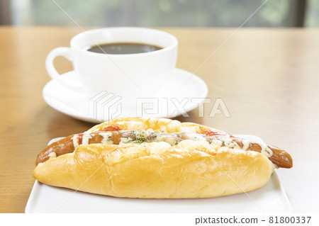美味的香腸麵包和咖啡 美味的香腸麵包和咖啡 81800337