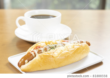 美味的香腸麵包和咖啡 美味的香腸麵包和咖啡 81800338